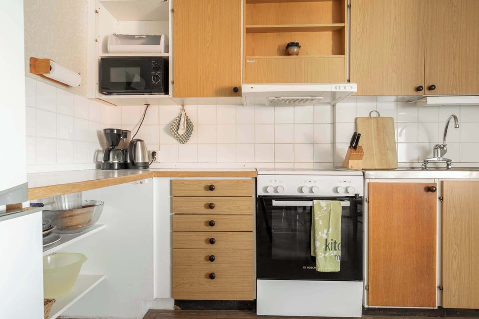 Fully equipped kitchen, featuring an oven, stove, and sink.