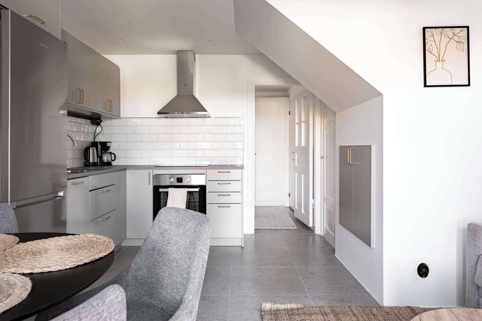 Fully equipped newly renovated kitchen with all essentials you will need for a home cooked meal. You have access to all the essentials in the kitchen. There is also a nice seating area in the kitchen for 4 guests.