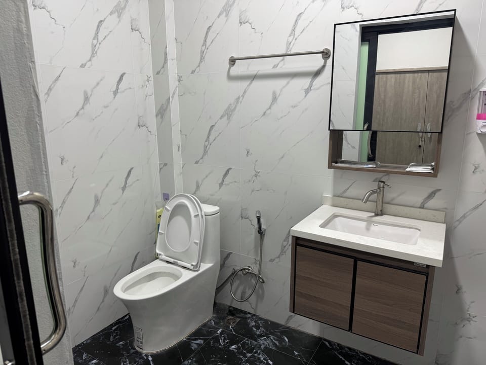 Deluxe Twin Room, Lanai | Bathroom | Shower, free toiletries, slippers, towels