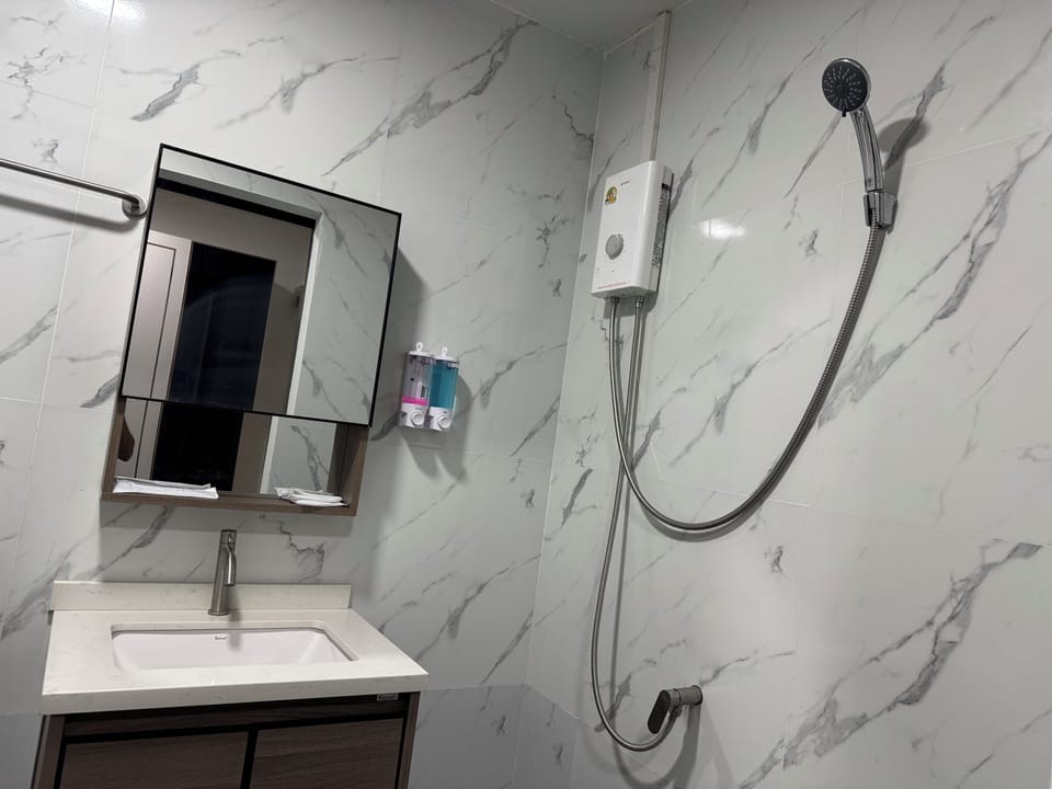 Deluxe Single Room, Lanai | Bathroom | Shower, free toiletries, slippers, towels