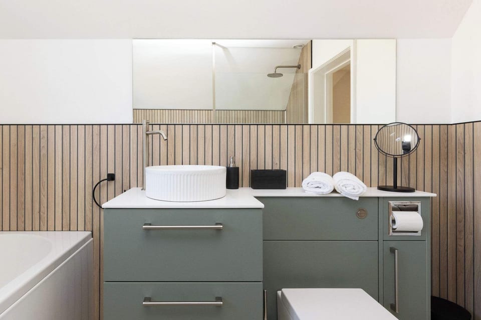 Stylish panelling surrounds the bathroom.