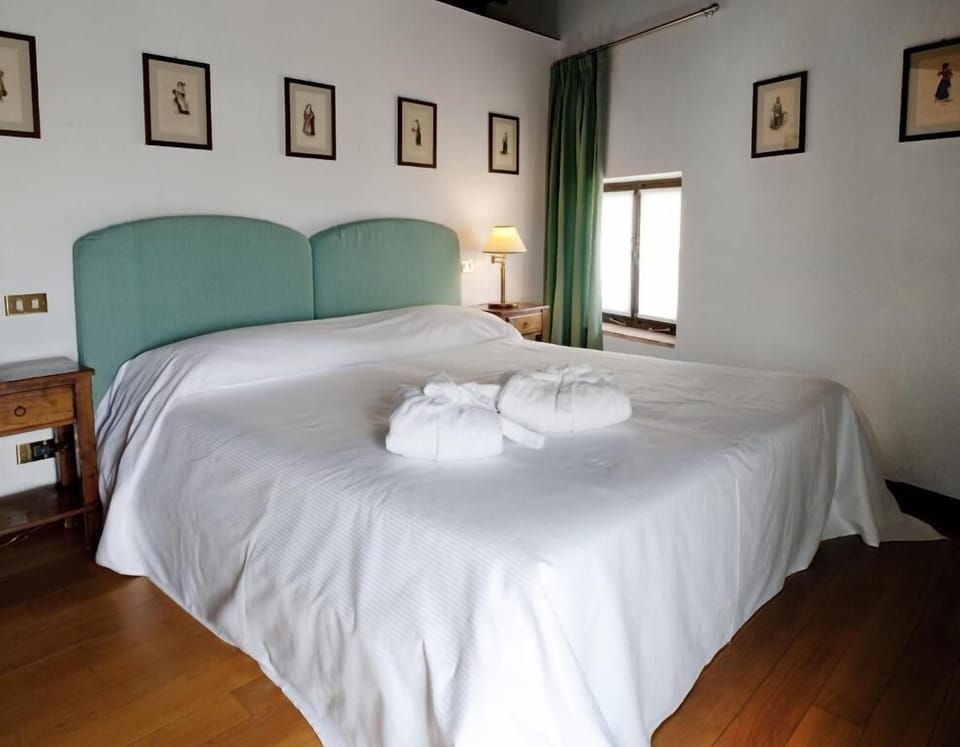 In-room safe, blackout drapes, free WiFi