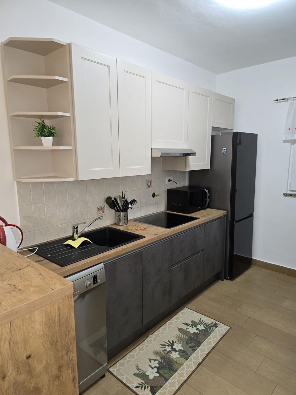 Apartment (A1) | Private kitchen | Fridge, microwave, oven, stovetop