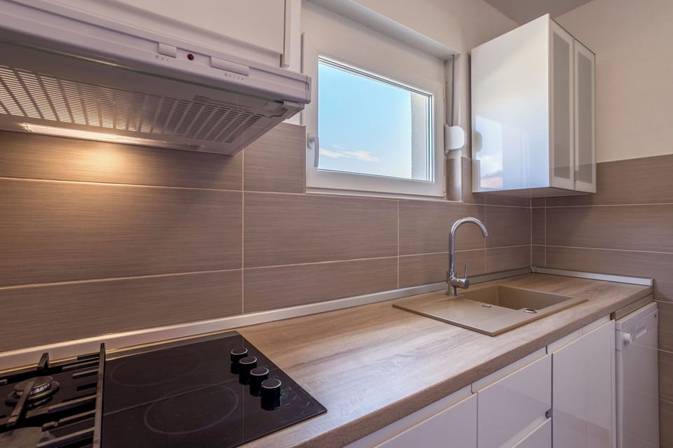 Apartment (A1) | Private kitchen | Fridge, oven, stovetop, espresso maker