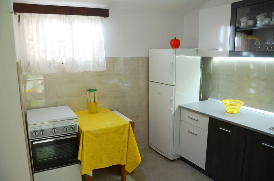House | Private kitchen | Fridge, stovetop, cookware/dishes/utensils