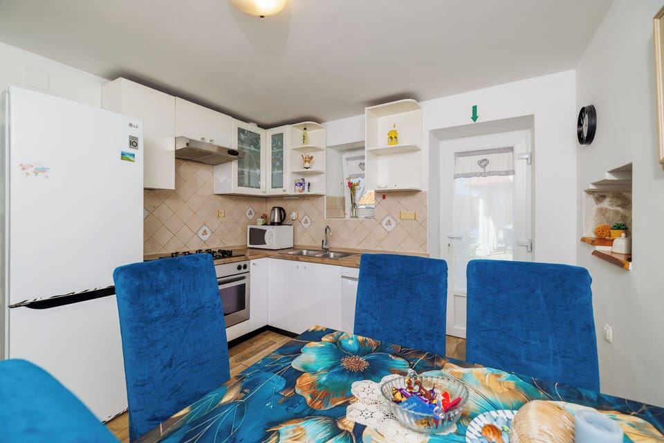 Apartment (A1) | Private kitchen | Fridge, microwave, oven, stovetop