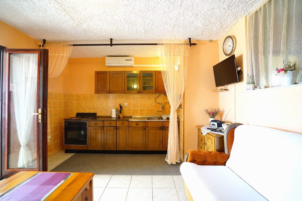 Apartment (A1) | Private kitchen | Fridge, oven, stovetop, espresso maker
