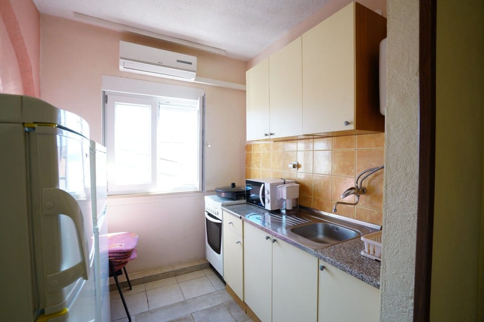 Apartment (A1) | Private kitchen | Fridge, oven, stovetop, espresso maker