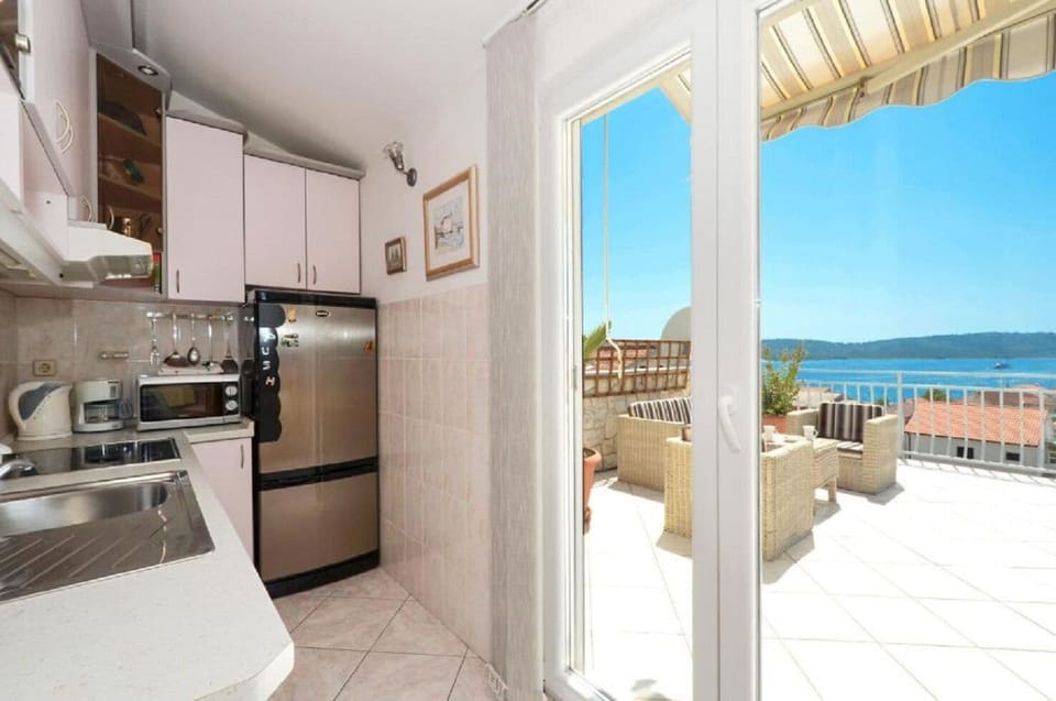 Apartment (A1) | Private kitchen | Fridge, microwave, oven, stovetop