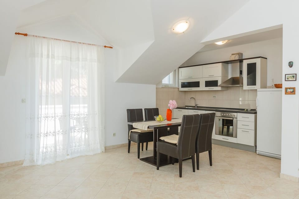 House | Private kitchen | Fridge, microwave, oven, stovetop