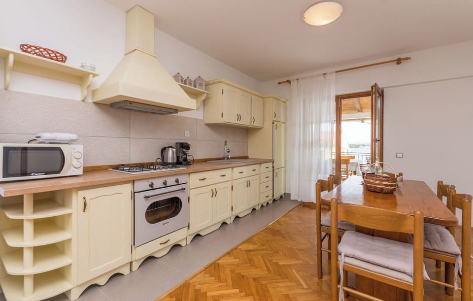 Apartment (A1) | Private kitchen | Fridge, oven, stovetop, cookware/dishes/utensils