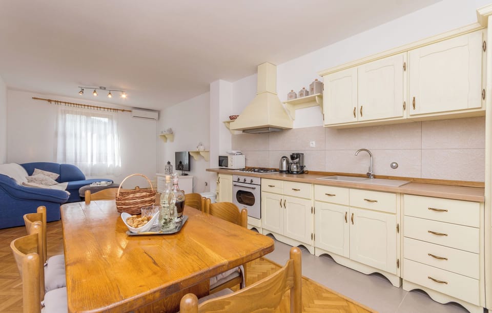 Apartment (A1) | Private kitchen | Fridge, oven, stovetop, cookware/dishes/utensils
