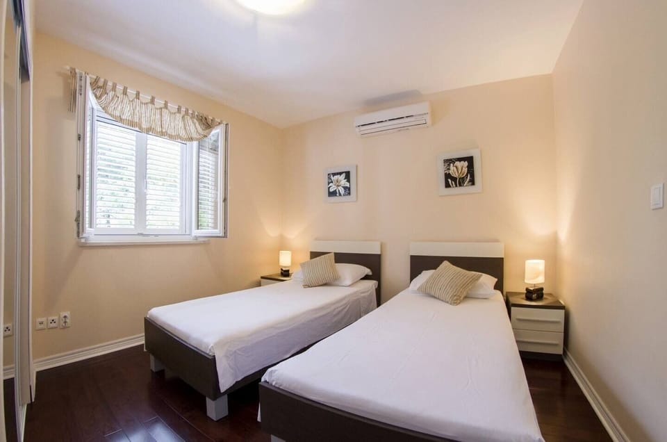 House | Iron/ironing board, WiFi (free)