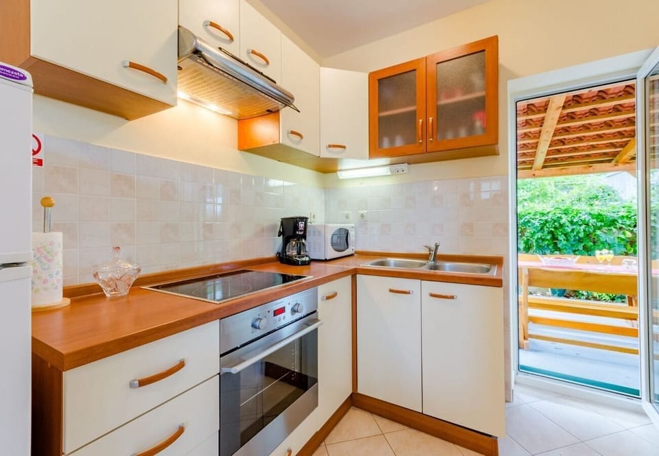 House | Private kitchen | Fridge, microwave, oven, stovetop
