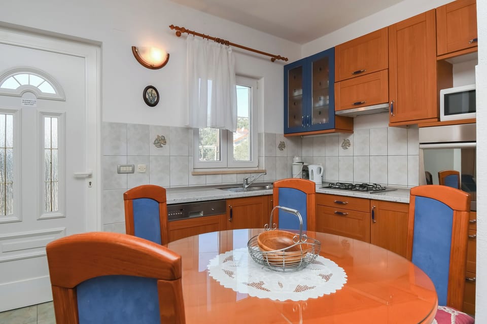 House | Private kitchen | Fridge, microwave, oven, stovetop