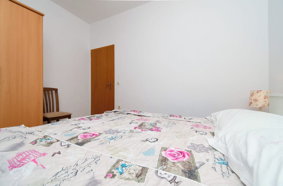House | Iron/ironing board, free WiFi