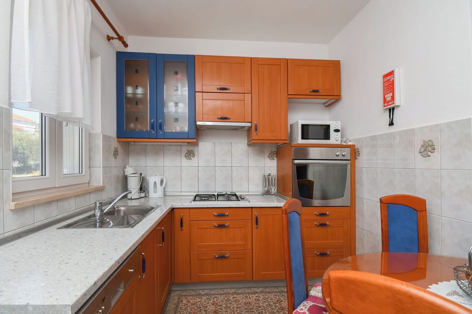 House | Private kitchen | Fridge, microwave, oven, stovetop