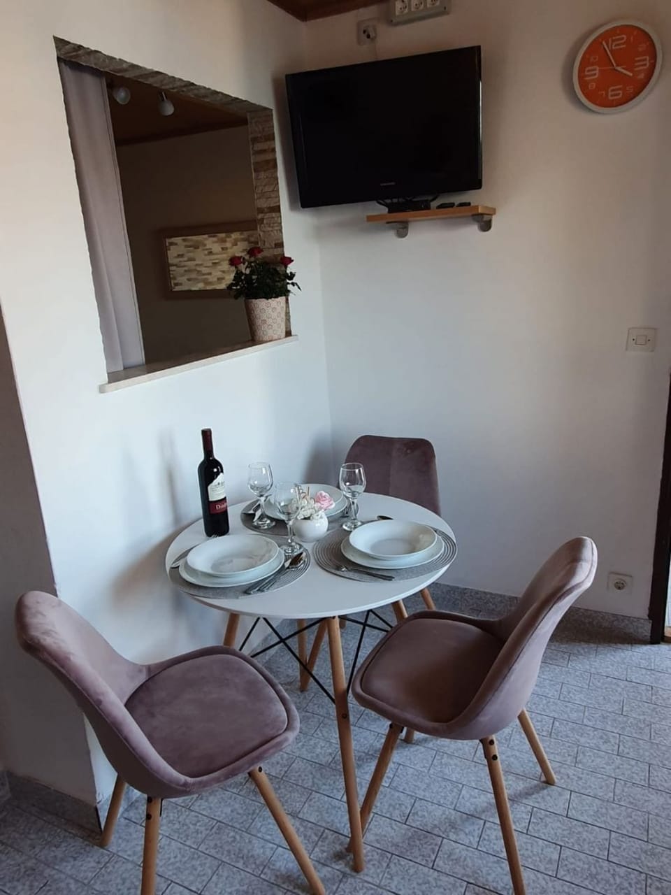 Apartment (A2) | Dining