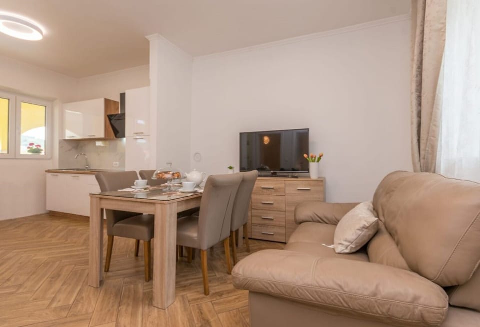 Apartment (A1) | Dining