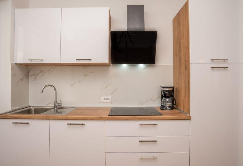Apartment (A1) | Private kitchen | Fridge, stovetop, espresso maker, cookware/dishes/utensils
