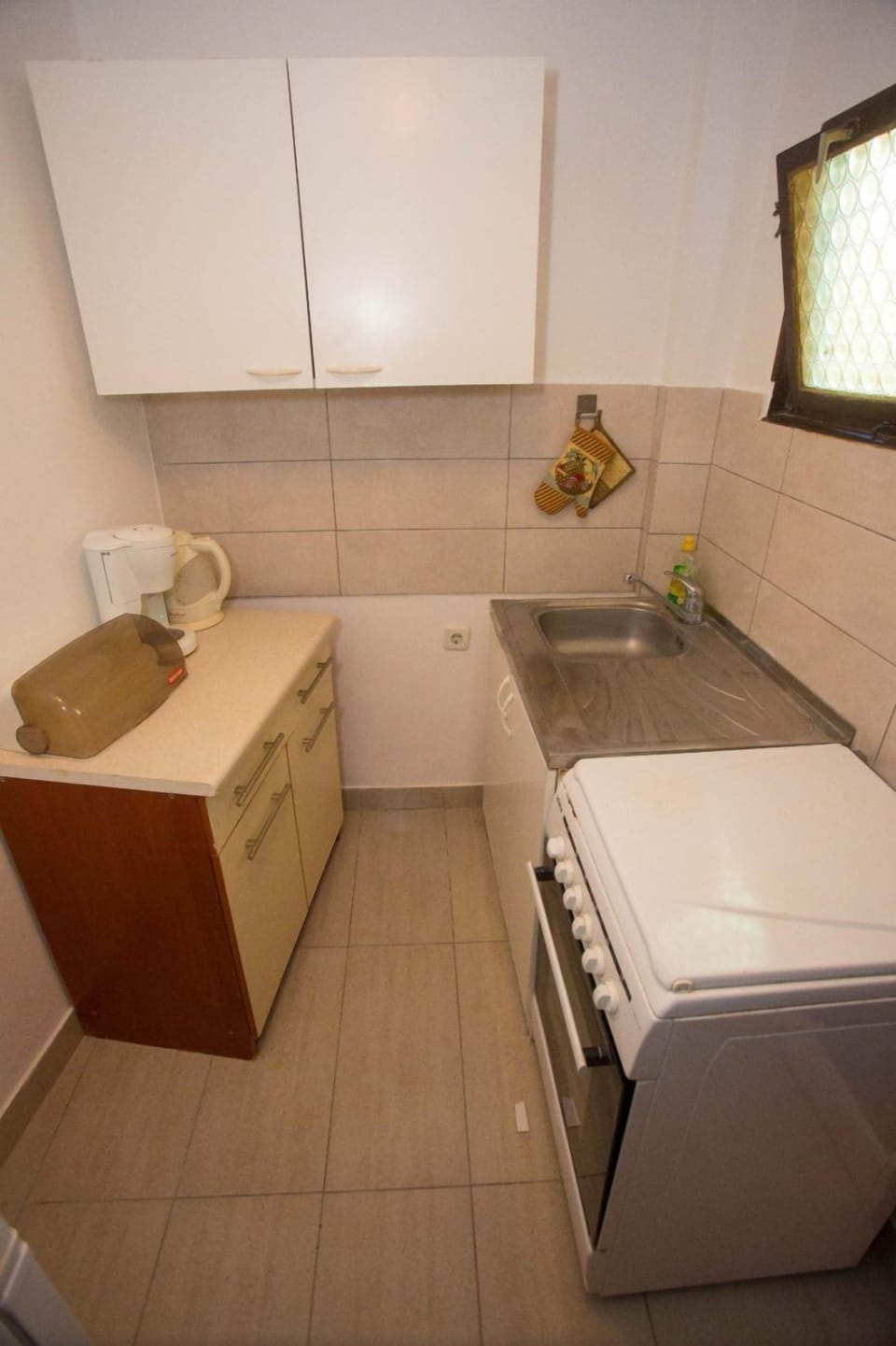 Apartment (A1) | Private kitchen | Fridge, microwave, oven, stovetop
