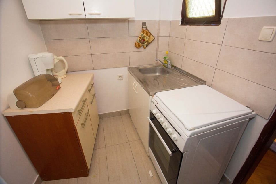 Apartment (A1) | Private kitchen | Fridge, microwave, oven, stovetop