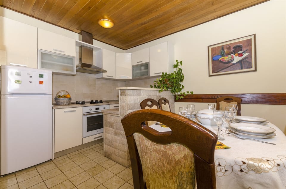 Apartment (A2) | Private kitchen | Fridge, oven, stovetop, electric kettle