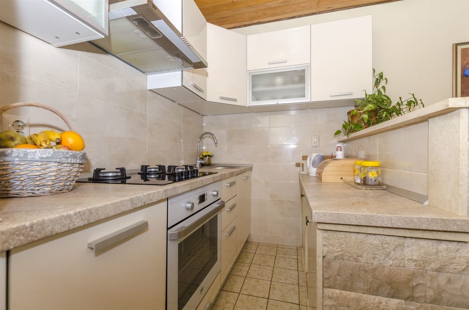 Apartment (A2) | Private kitchen | Fridge, oven, stovetop, electric kettle
