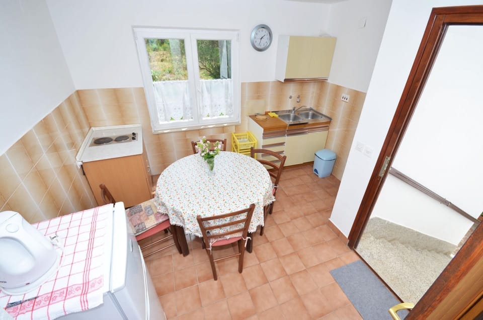 Apartment (A1) | Private kitchen | Fridge, stovetop, electric kettle, cookware/dishes/utensils