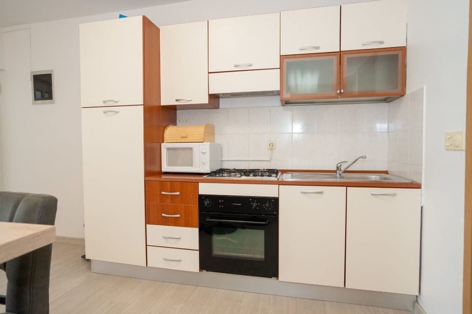 Apartment (A1) | Private kitchen | Fridge, microwave, oven, stovetop