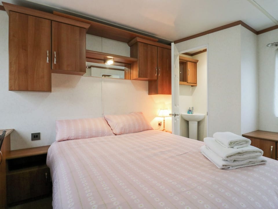 2 bedrooms, individually decorated, individually furnished, free WiFi