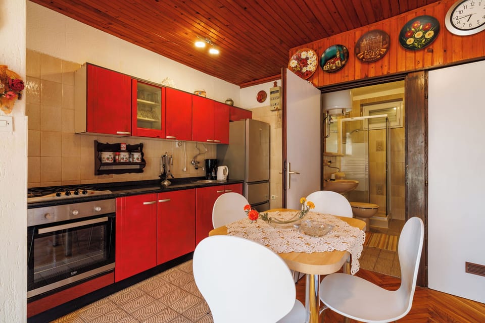 Apartment (A1) | Private kitchen | Fridge, oven, stovetop, espresso maker