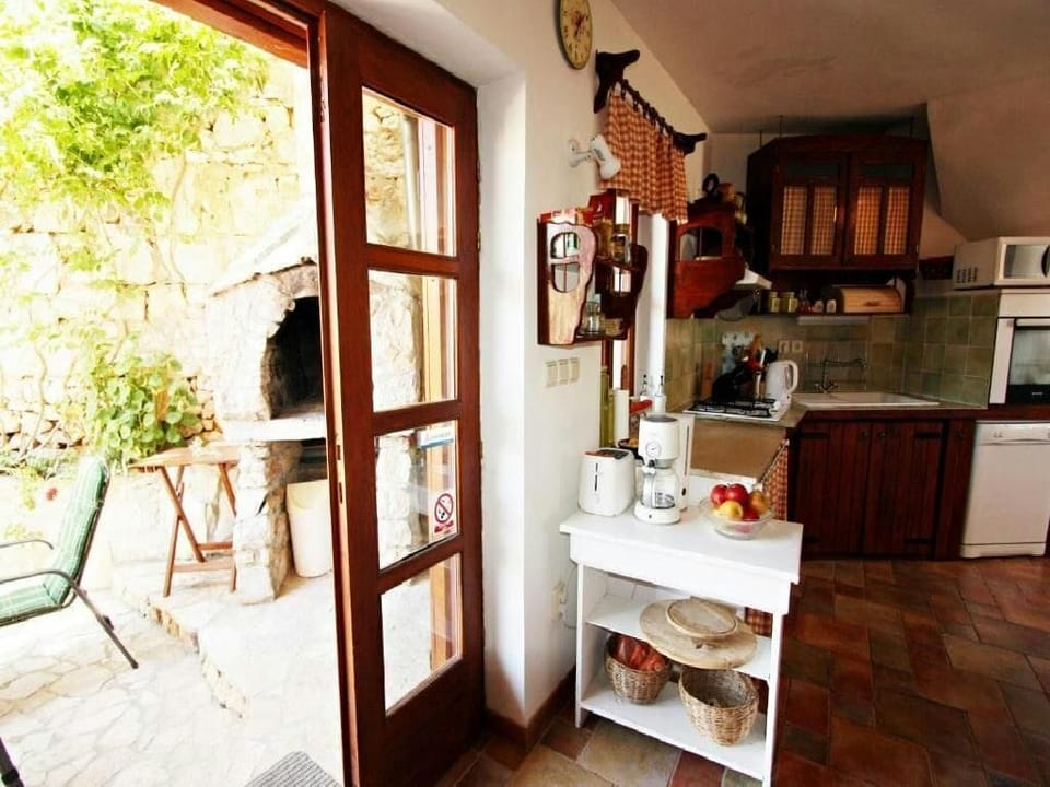 House | Private kitchen | Fridge, microwave, oven, stovetop