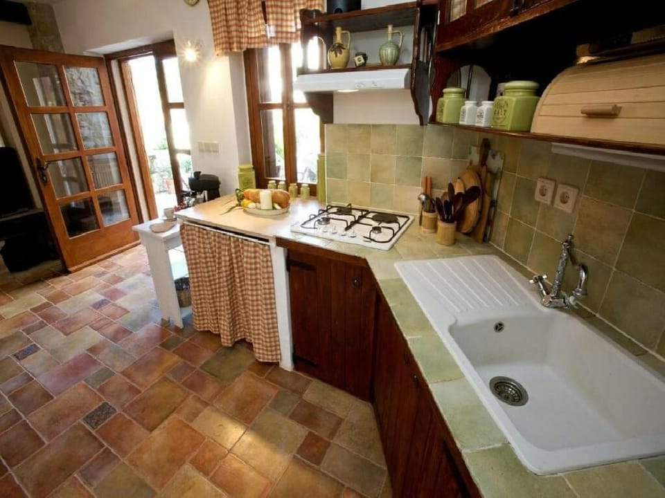 House | Private kitchen | Fridge, microwave, oven, stovetop