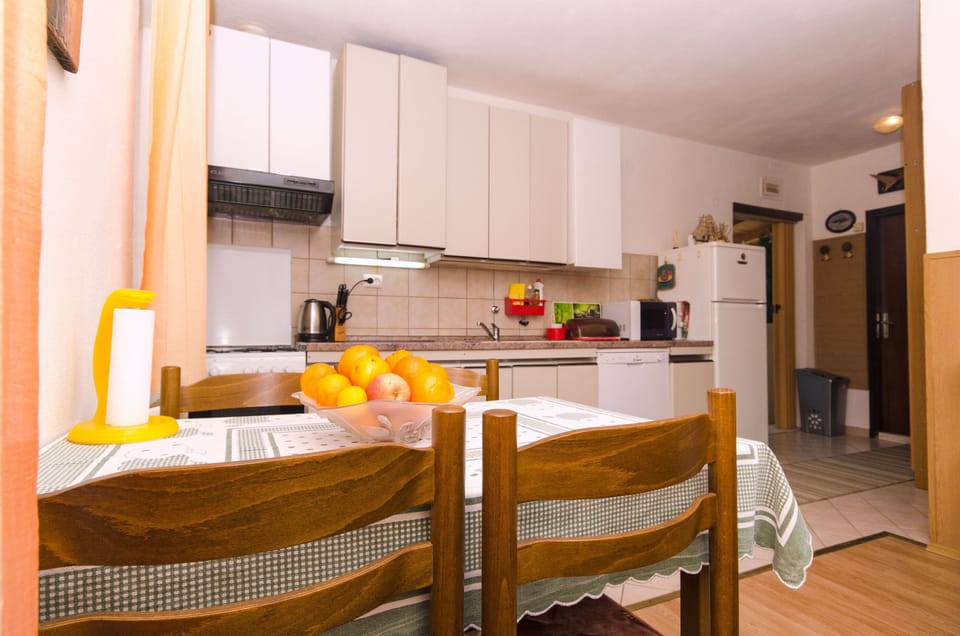 Apartment (A1) | Private kitchen | Fridge, microwave, oven, stovetop