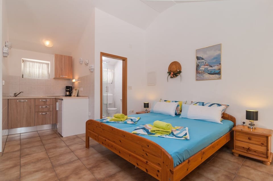 Studio (A2) | Iron/ironing board, free WiFi