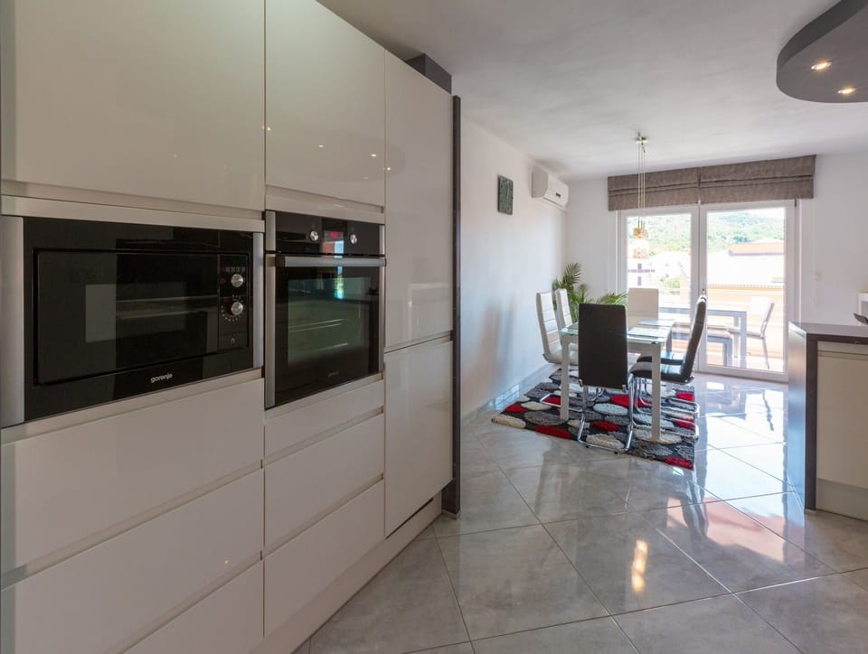 Apartment (A1) | Private kitchen | Fridge, microwave, oven, stovetop