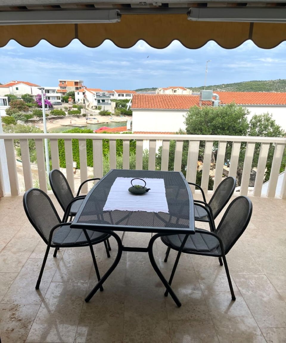 Apartment (A1) | Outdoor dining