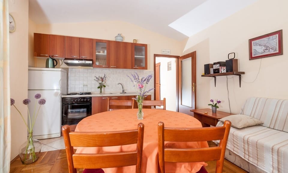 Apartment (A1) | Private kitchen | Fridge, oven, stovetop, espresso maker