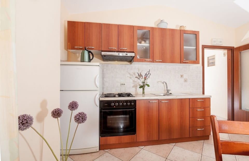 Apartment (A1) | Private kitchen | Fridge, oven, stovetop, espresso maker