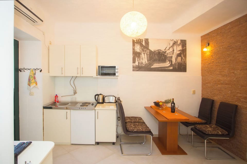 Apartment (A1) | Private kitchen | Fridge, microwave, oven, stovetop