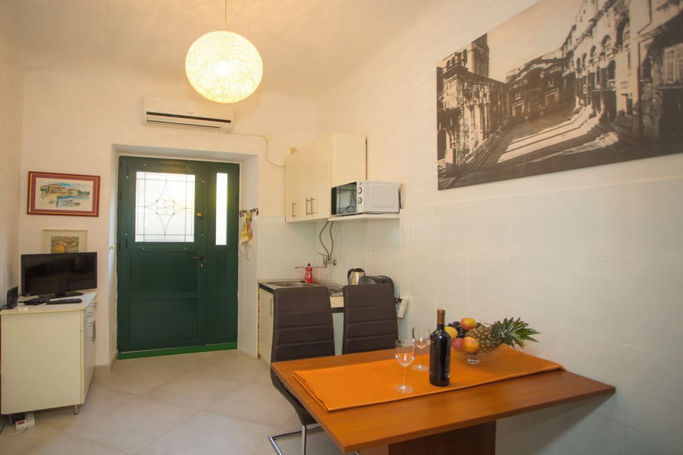 Apartment (A1) | Private kitchen | Fridge, microwave, oven, stovetop
