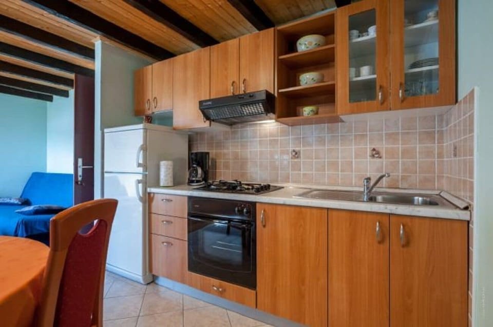 Apartment (A1) | Private kitchen | Fridge, oven, stovetop, espresso maker