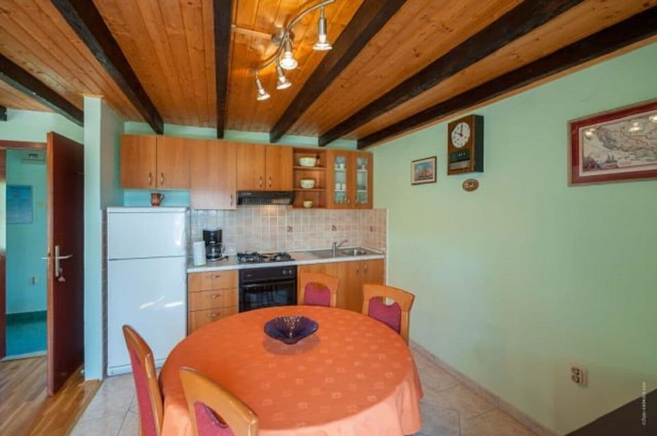 Apartment (A1) | Private kitchen | Fridge, oven, stovetop, espresso maker