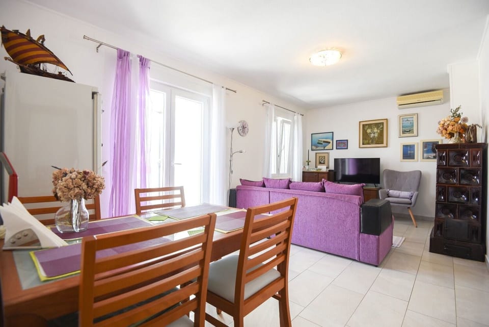 Apartment (A1) | Private kitchen | Fridge, microwave, oven, stovetop