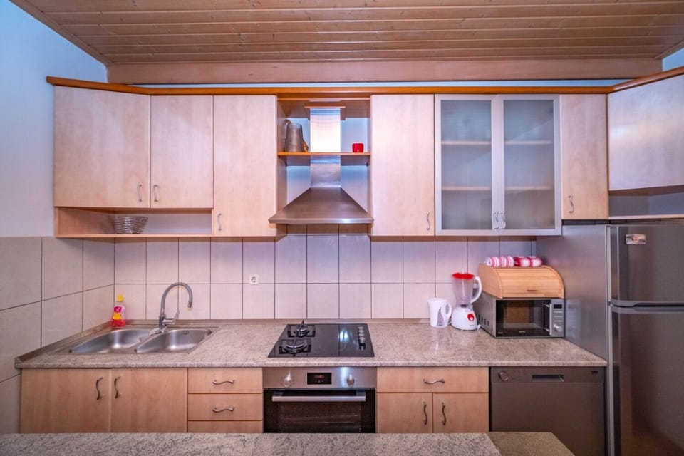 Apartment (A1) | Private kitchen | Fridge, microwave, oven, stovetop