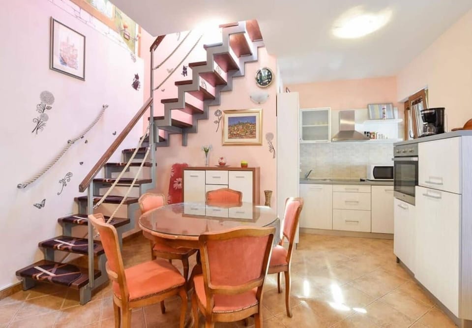 House | Private kitchen | Fridge, microwave, oven, stovetop