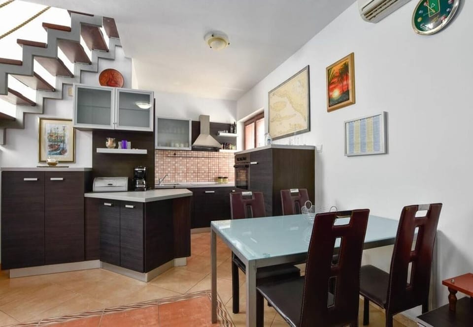 House | Private kitchen | Fridge, microwave, oven, stovetop