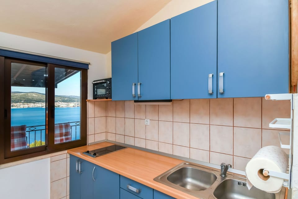 Apartment (A1) | Private kitchen | Fridge, stovetop, electric kettle, toaster