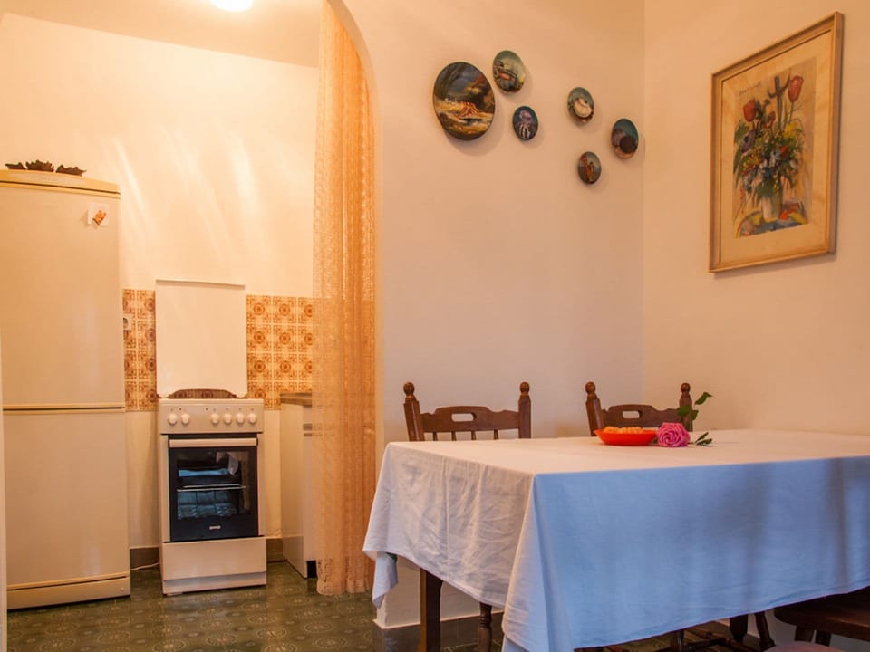 Apartment (A1) | Private kitchen | Fridge, oven, stovetop, cookware/dishes/utensils